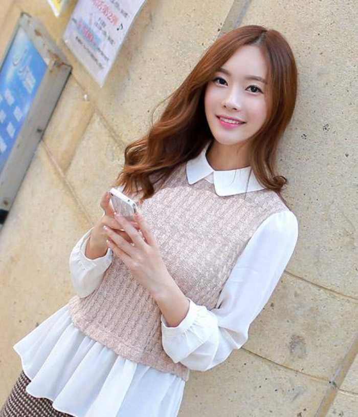 Áo gile tạo nên sự độc đáo giúp chiếc sơ mi trắng không còn đơn điệu