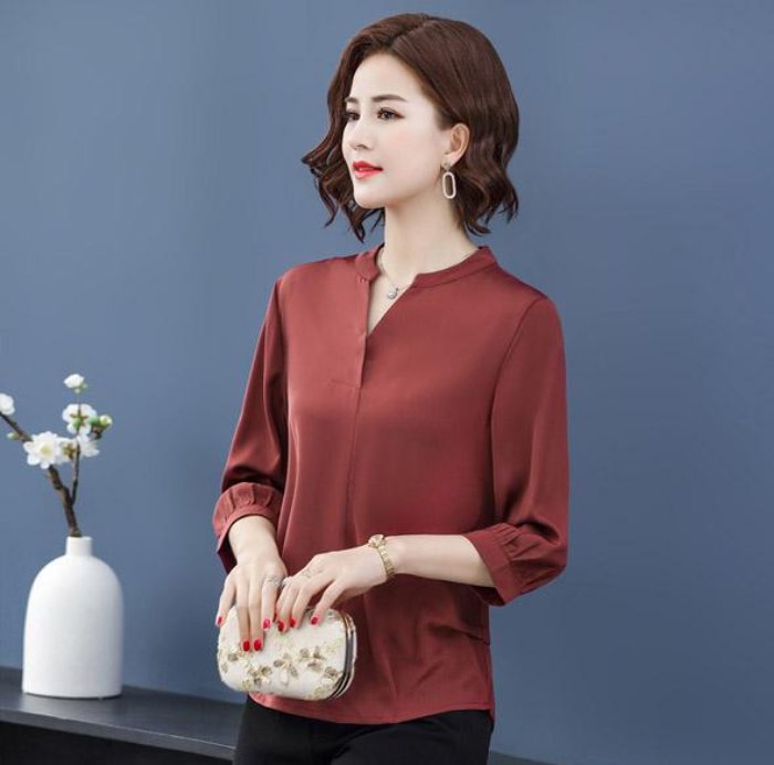 Mẫu áo màu nâu đất thể hiện sự trầm ấm, rất thích hợp cho phụ nữ đứng tuổi