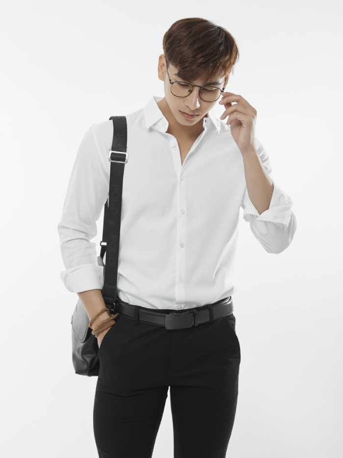 Set đồ đi làm áo trắng quần đen lịch sự, thêm thắt lưng ra lịch lãm