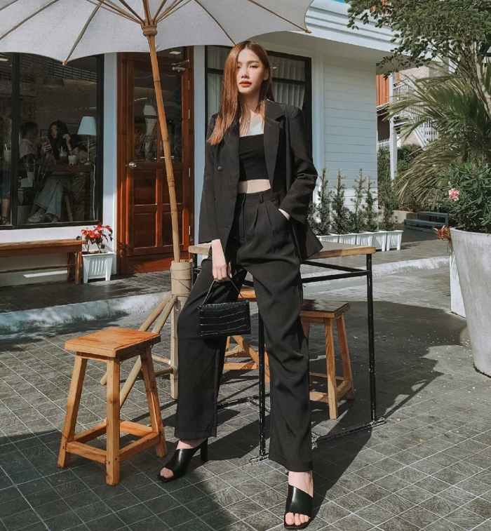 Quý cô thật sang chảnh khi kết hợp bộ suit với áo ống ngắn bên trong
