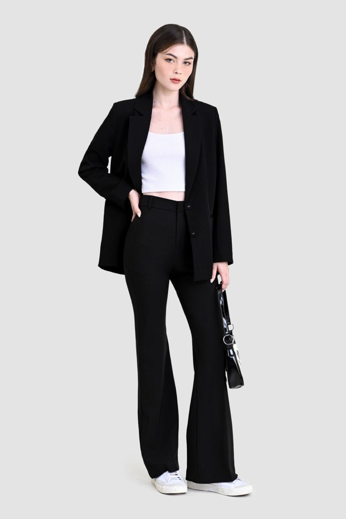 Mix bộ suit đen cùng áo croptop trắng tạo thành set Flai88 nhà cái OkVip đơn giản nhưng không đơn điệu