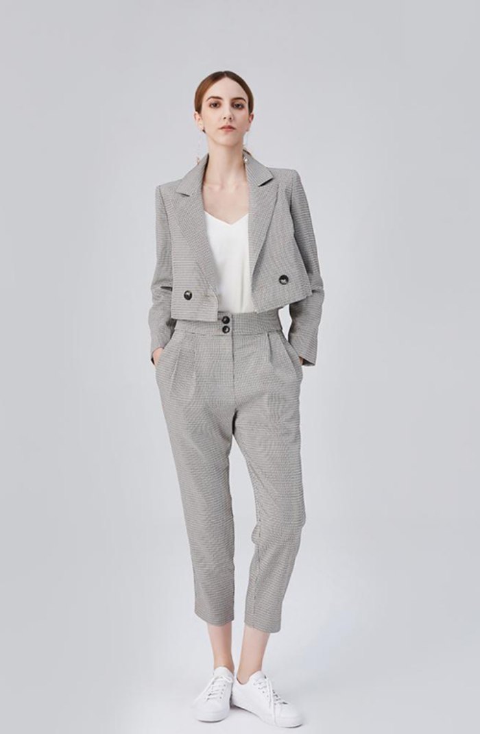 Suit quần cộc mix cùng giày thể thao thể hiện nét khỏe khoắn và năng động của chị em