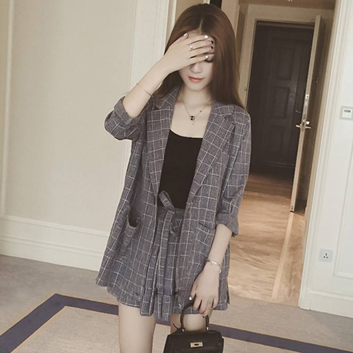 Bộ áo blazer và Fly88com code khuyến mãi kẻ ô vuông có thắt đai nơ mang đến sự mới lạ và sang chảnh