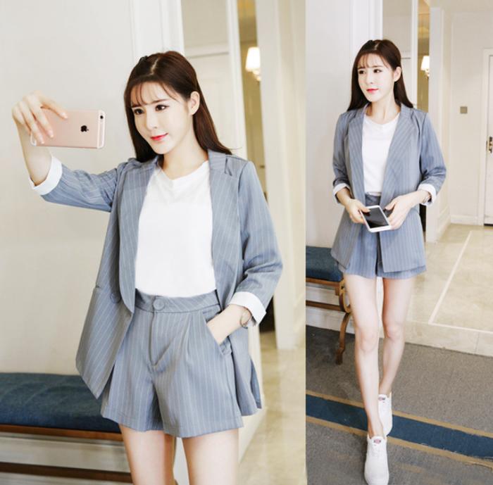 Suit nữ kẻ sọc tay lỡ kết hợp cùng Fly88 com giải trí trực tuyến trắng, mang phong cách Hàn Quốc trẻ trung