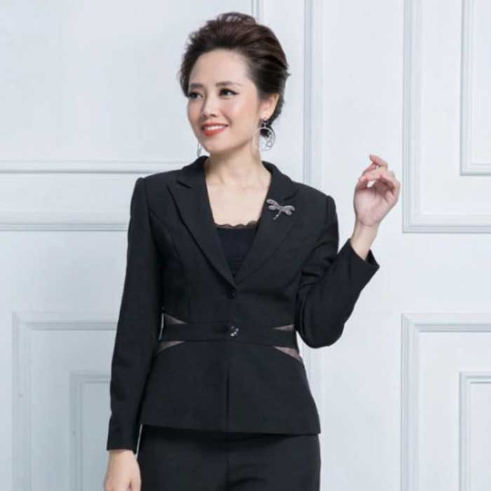 Trang phục vest Trang Chủ Fly88.Com Uy Tín Đẳng Cấp Số 1 Châu Á trung niên thanh lịch với màu đen cơ bản