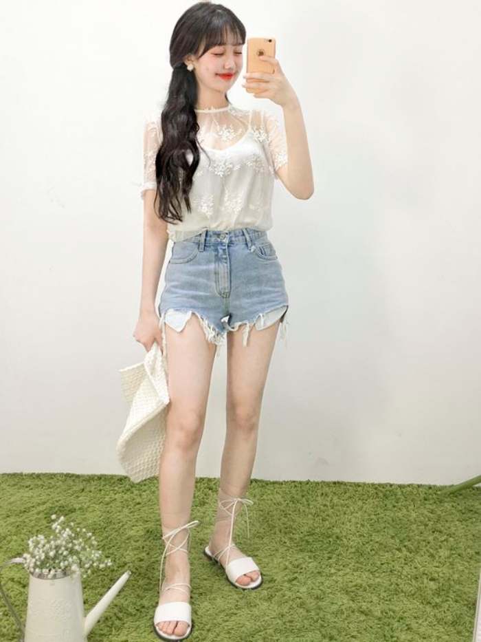Năng động, cá tính trong set Flai88 nhà cái OkVip áo ren và quần short jeans