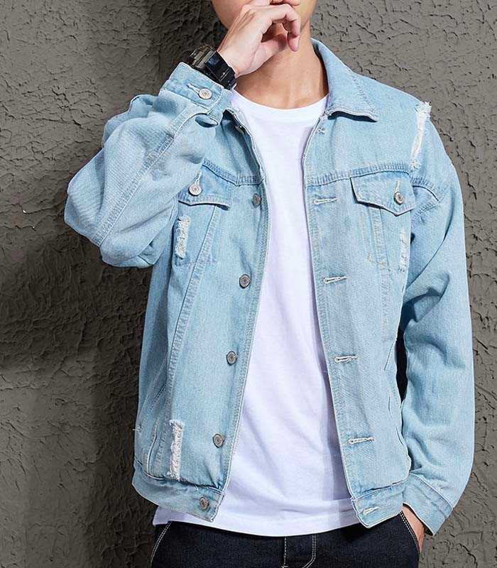 Mix áo denim và Fly88 com giải trí trực tuyến trắng là cách phối đồ nam đơn giản nhưng luôn mang gây ấn tượng mạnh mẽ