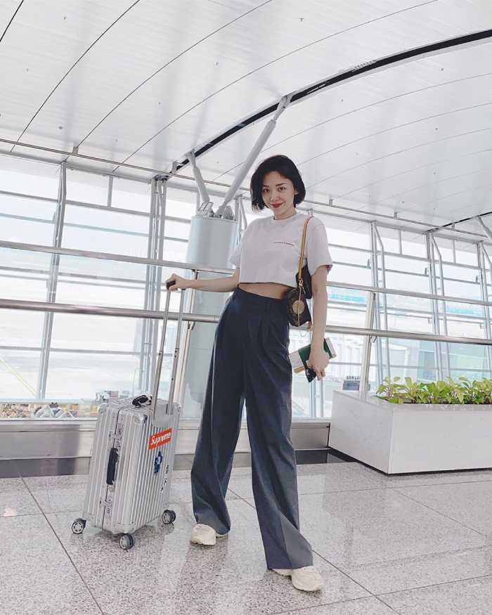 Áo phông croptop mix đồ với quần ống rộng lưng cao tôn dáng chân dài