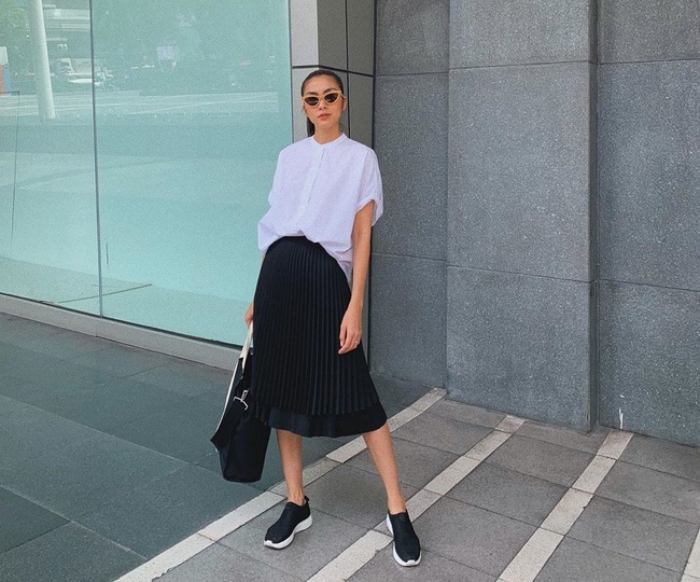 Áo sơ mi ngắn tay trắng kết hợp cùng Fly88com code khuyến mãi xếp ly tầng tạo nên outfit thời trang Trang Chủ Fly88.Com Uy Tín Đẳng Cấp Số 1 Châu Á đẹp