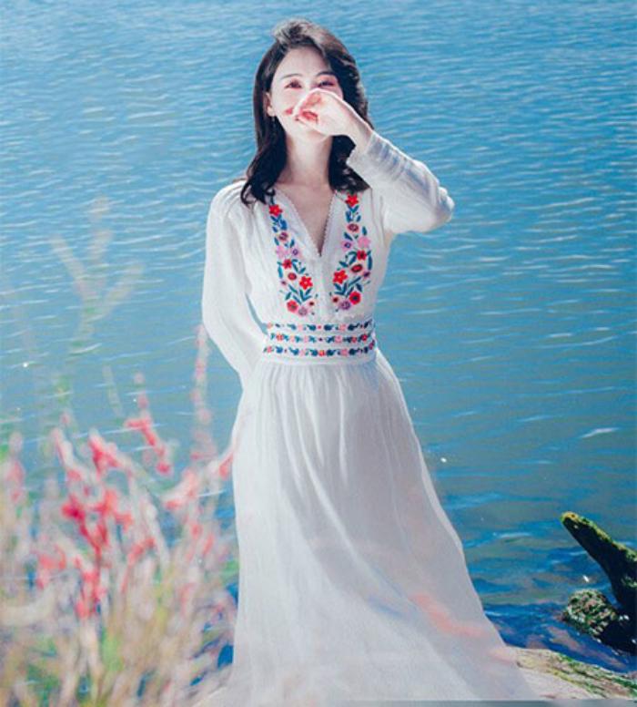 Hoa thêu làm điểm nhấn nổi bật cho chiếc đầm maxi màu trắng