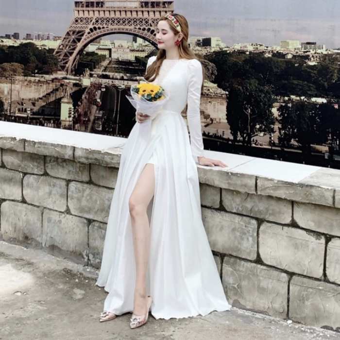 Thiết kế xẻ tà của chiếc đầm maxi giúp chị em khoe đôi chân nuột nà