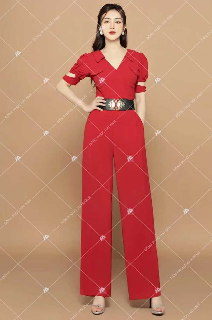 Set jumpsuit màu đỏ cool ngầu, hack dáng tuyệt vời các chị em lùn