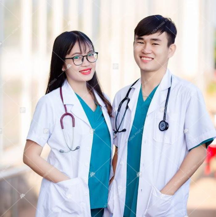 Trang phục Trang chính thức của nhà cái FLY88 màu trắng bác sỹ, nhân viên y tế