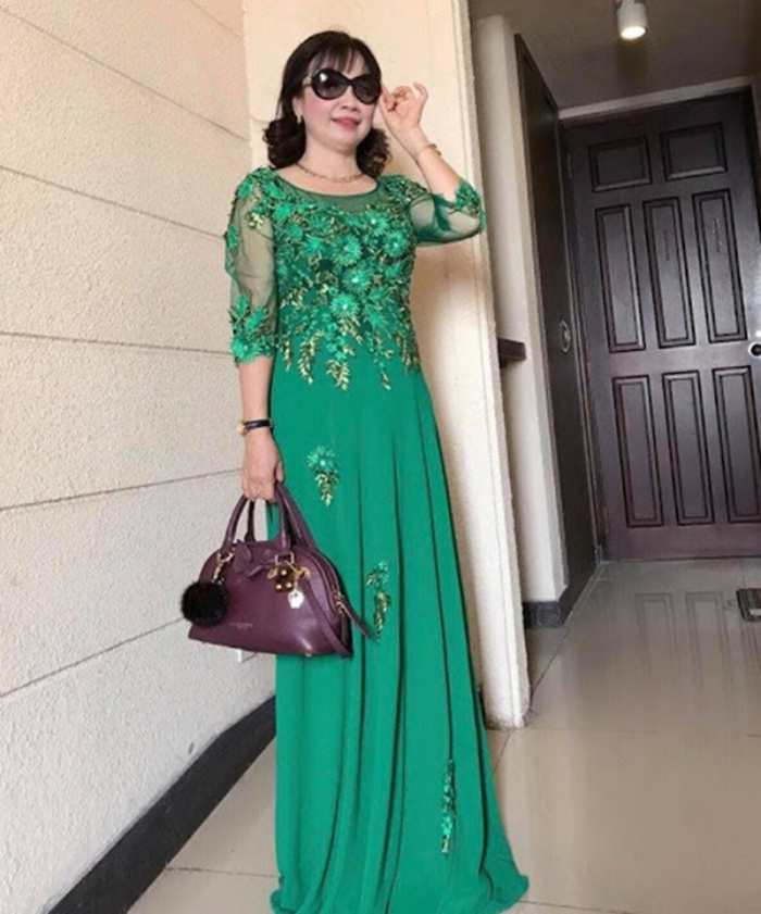 Áo dài phối ren cho quý bà thêm quyến rũ tại các buổi tiệc