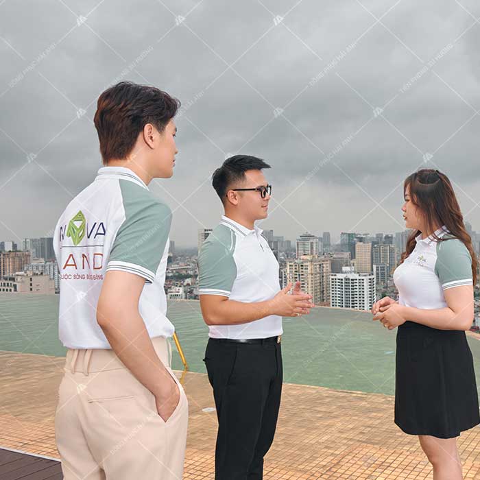 Logo được đặt cân đối bên ngực trái trên nền trắng của thân áo, giúp thương hiệu trở nên nổi bật