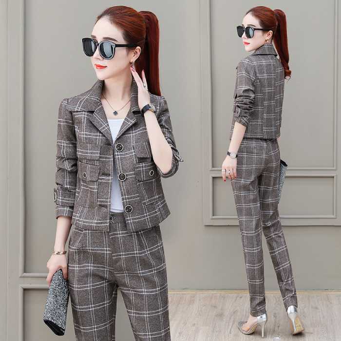 Bộ vest Trang Chủ Fly88.Com Uy Tín Đẳng Cấp Số 1 Châu Á gồm áo dáng ngắn và quần cạp cao thời trang