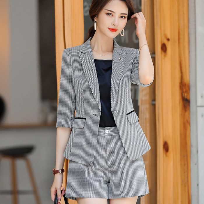 Mẫu bộ kẻ đẹp gồm áo vest và quần short cá tính 