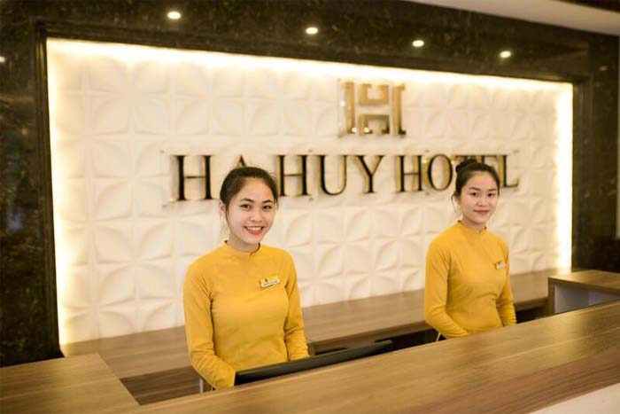 Mẫu áo dài Nhà Cái FLY88.COM Xanh Chín, Uy Tín Tặng 188k lễ tân đẹp của một khách sạn