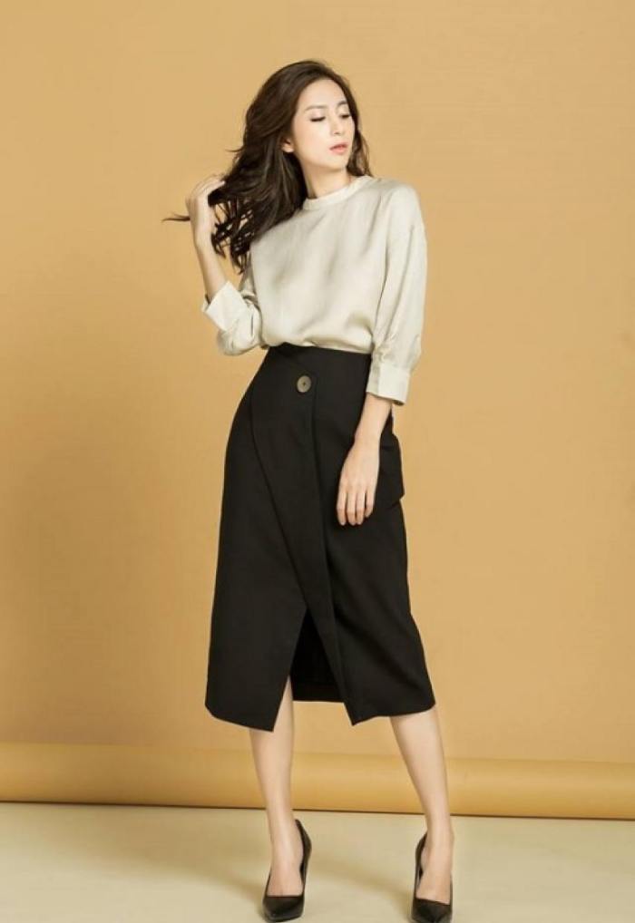 Áo lụa kết hợp cùng Fly88com code khuyến mãi midi tạo nên outfit sang trọng