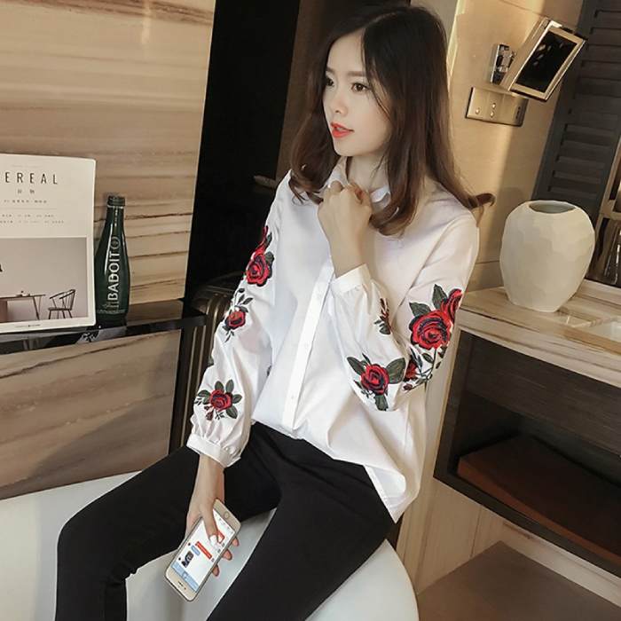 Họa tiết hoa đỏ rực rỡ làm điểm nhấn cho phần cánh tay