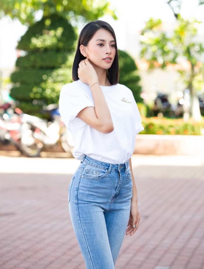 Cô nàng trở nên khỏe khoắn khi diện set Flai88 nhà cái OkVip Fly88 com giải trí trực tuyến trắng cùng quần jeans