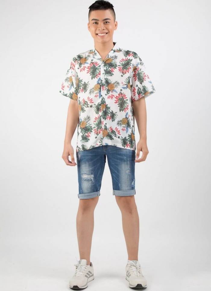 Áo sơ mi họa tiết kết hợp với short bò tạo thành set Flai88 nhà cái OkVip độc đáo