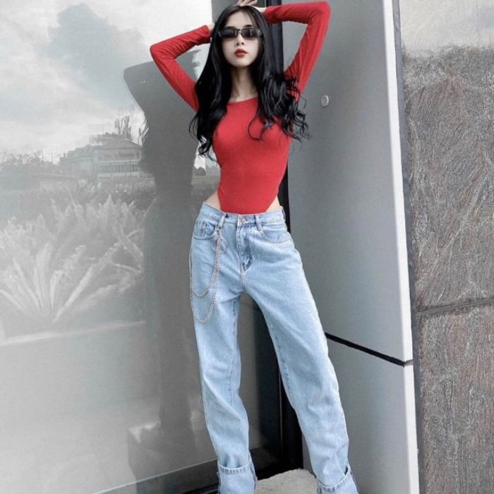 Áo biki kết hợp cùng jean rộng tạo nên set Flai88 nhà cái OkVip độc đáo