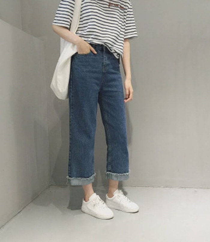 Kết hợp Fly88 com giải trí trực tuyến kẻ ngang, jean, túi tote và giày thể thao, tạo nên outfit hoàn hảo