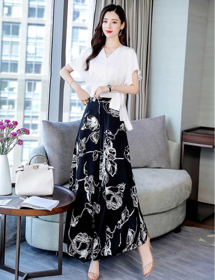 Mẫu quần ống rộng giả váy hoa dáng dài phối áo trắng thanh lịch