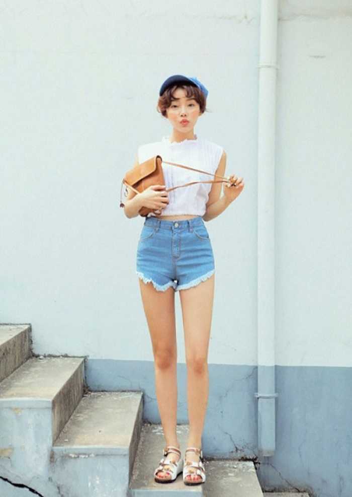Cách phối đồ đi chơi cho nữ với áo croptop cùng quần short jean