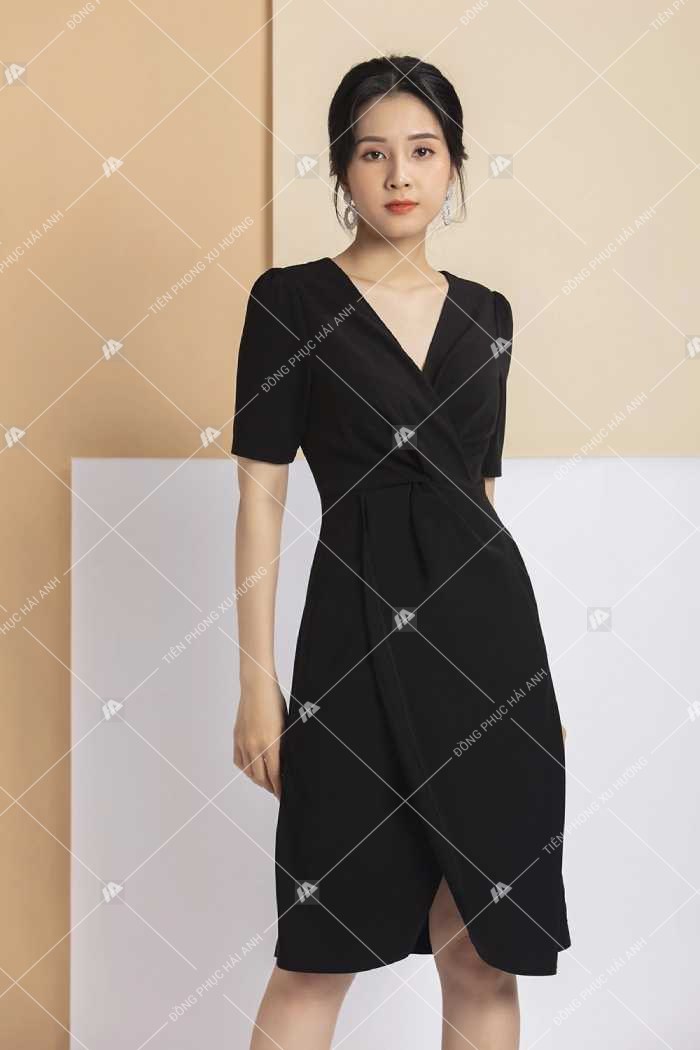 Mẫu váy Trang Chủ Fly88.Com Uy Tín Đẳng Cấp Số 1 Châu Á cổ vest màu đen lịch sự, quý phái