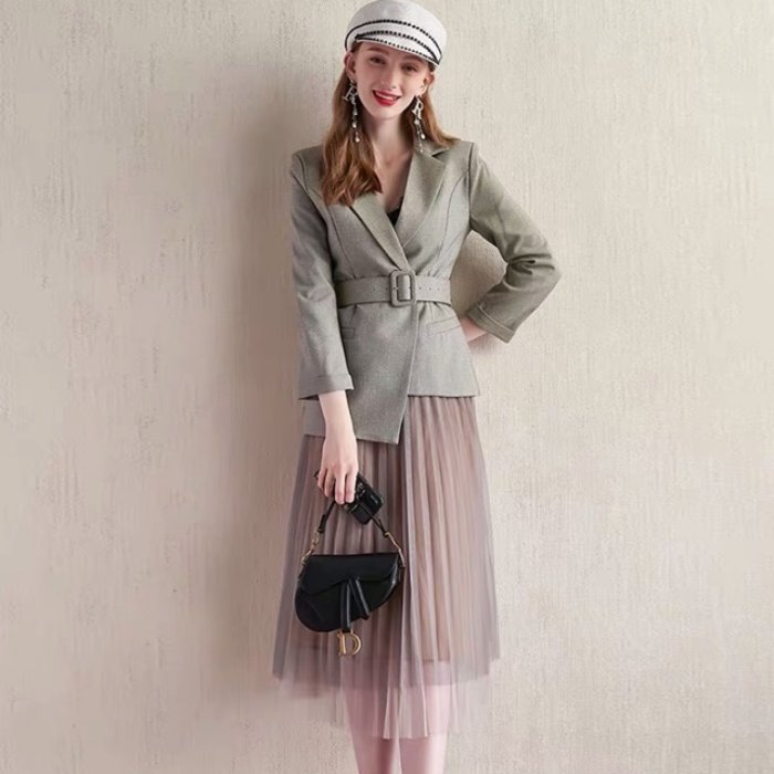Vest thiết kế cách điệu phối hợp cùng Fly88com code khuyến mãi xếp ly tạo nên outfit mang phong cách Pháp