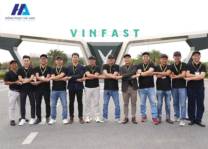 Logo Vinfast được in ngay vị trí trước ngực của Flyok.vip truy cập ngay 