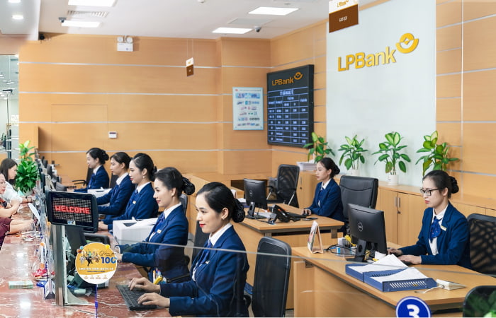 FLy88 quaytay.tv bóng đá áo vest Ngân hàng Bưu điện Liên Việt LPbank có thiết kế trang trọng
