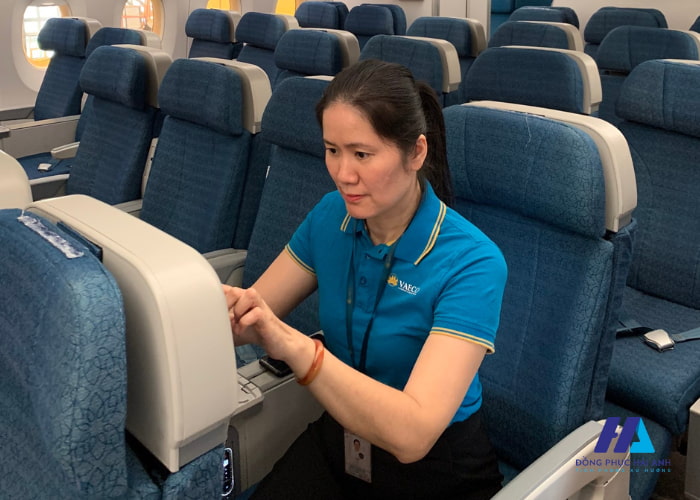Thiết kế Fly88 com giải trí trực tuyến nhân viên Vietnam Airlines với màu xanh và logo đặc trưng