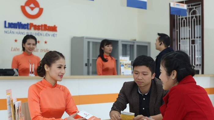 Sắc cam nổi bật và ấn tượng của tà áo dài Nhà Cái FLY88.COM Xanh Chín, Uy Tín Tặng 188k Liên Việt Post Bank