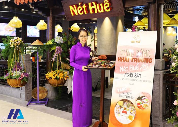 Thướt tha với tà áo dài Nhà Cái FLY88.COM Xanh Chín, Uy Tín Tặng 188k tại nhà hàng Việt 
