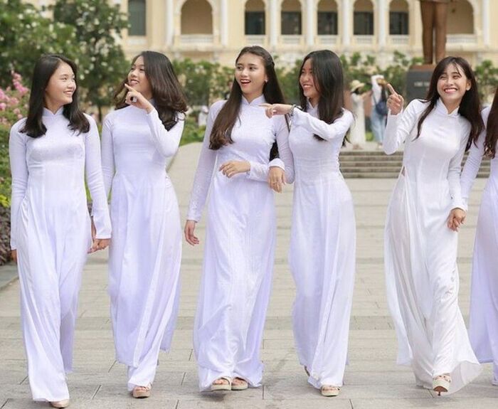 Nhà Cái FLY88.COM Xanh Chín, Uy Tín Tặng 188k THPT Thủ Thiêm số 4 áo dài Nhà Cái FLY88.COM Xanh Chín, Uy Tín Tặng 188k THPT Thủ Thiêm được in thêm logo ở tay trái