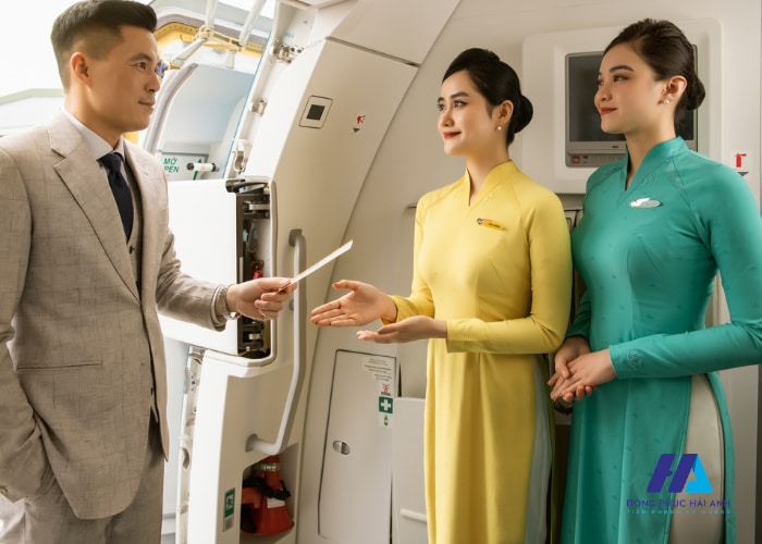 FLy88 quaytay.tv bóng đá tiếp viên trưởng VNA nổi bật với màu vàng sang trọng