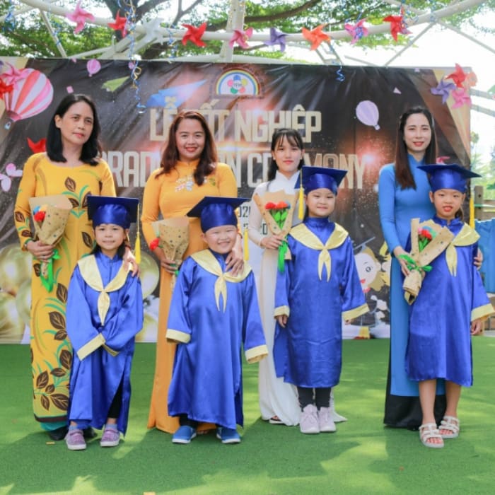 Mẫu Flyok.vip truy cập ngay tốt nghiệp mầm non màu xanh