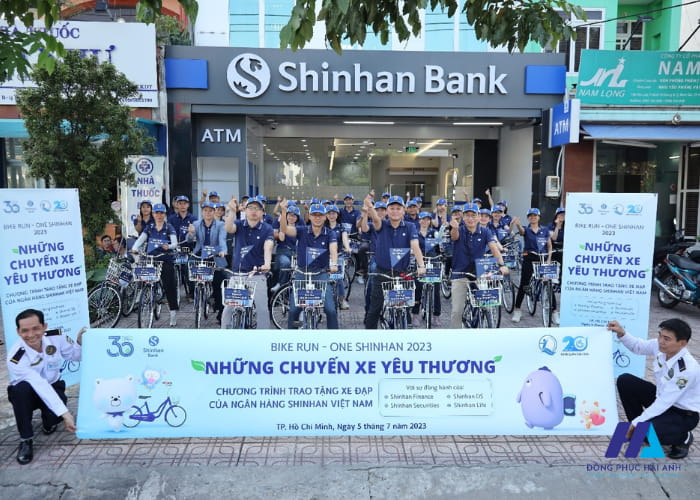 Trắng, xanh và vàng là ba màu sắc đại diện thương hiệu Shinhan Bank