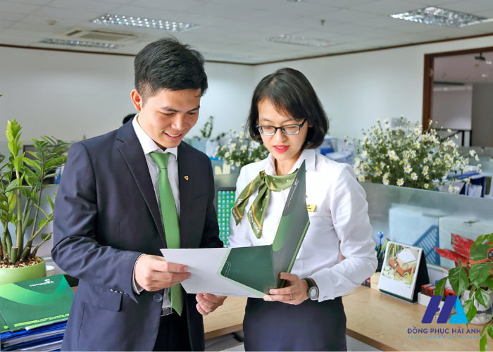 Phụ kiện đi kèm với Nhà Cái FLY88.COM Xanh Chín, Uy Tín Tặng 188k Vietcombank tiêu chuẩn gồm có khăn lụa, cà vạt, bảng tên,...