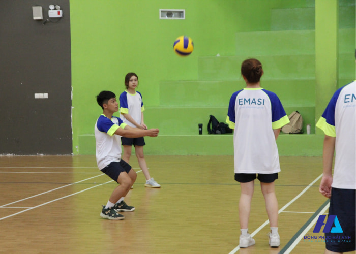 Trang phục thể thao trường quốc tế có thiết kê thoải mái thấm hút cho các bạn học sinh vận động. nguồn internet