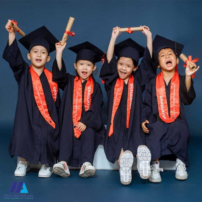 Tổng hợp các mẫu áo cử nhân mầm non đẹp, ấn tượng