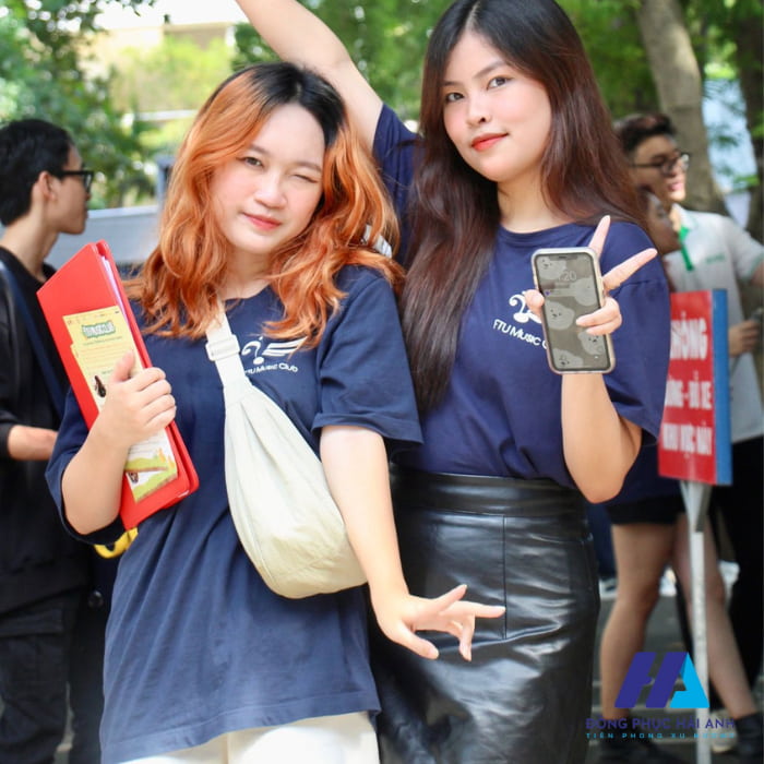 CLB Âm Nhạc FTU lựa chọn thiết kế Fly88 com giải trí trực tuyến cổ tròn xanh đậm thời trang và cá tính