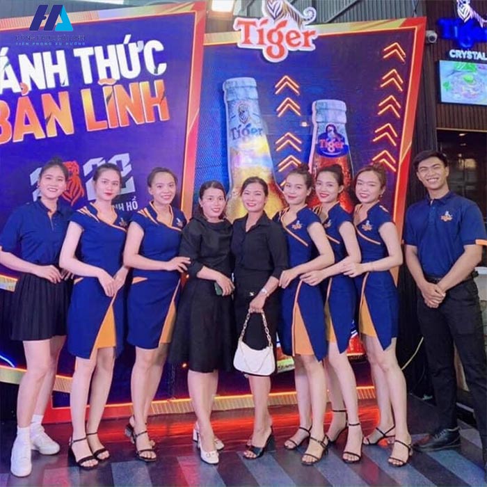 Trang phục Pg Bia Tiger ấn tượng với tone màu xanh - cam 