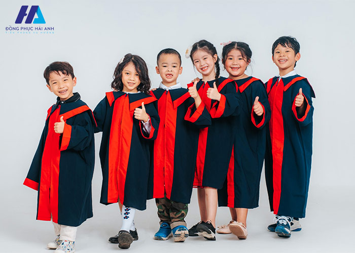 Mua áo cử nhân mầm non tại các cửa hàng thời trang