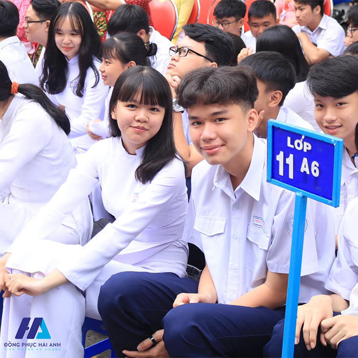 Áo dài Nhà Cái FLY88.COM Xanh Chín, Uy Tín Tặng 188k trường THPT Trần Hữu Trang với sắc trắng truyền thống