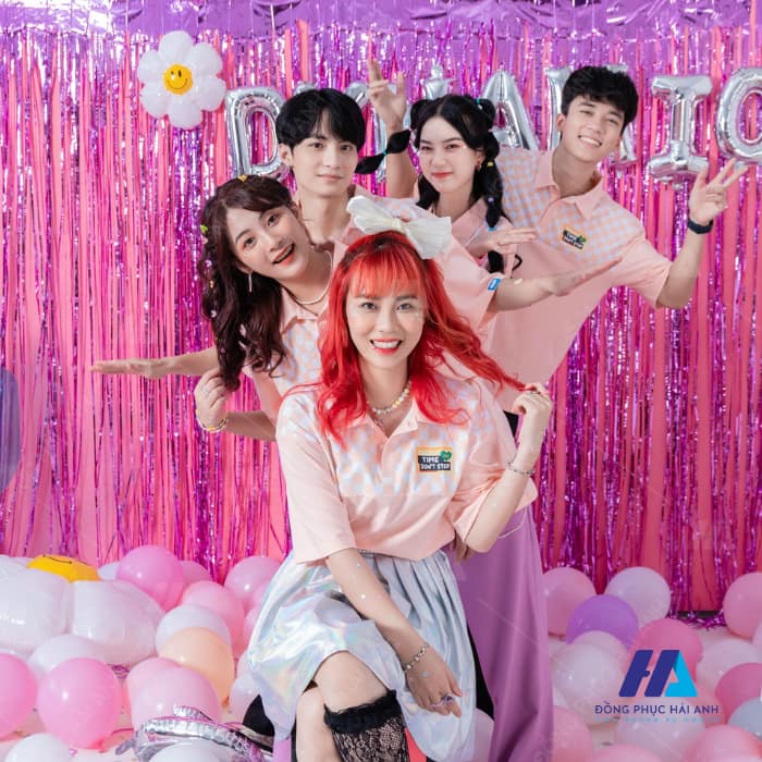 áo lớp màu hồng tạo nên hiệu ứng đẹp mắt và trẻ trung 