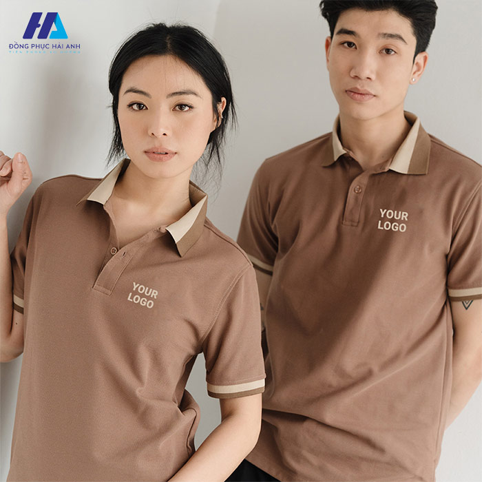 Áo polo màu nâu be nhạt mang lại cảm giác trẻ trung và tin cậy